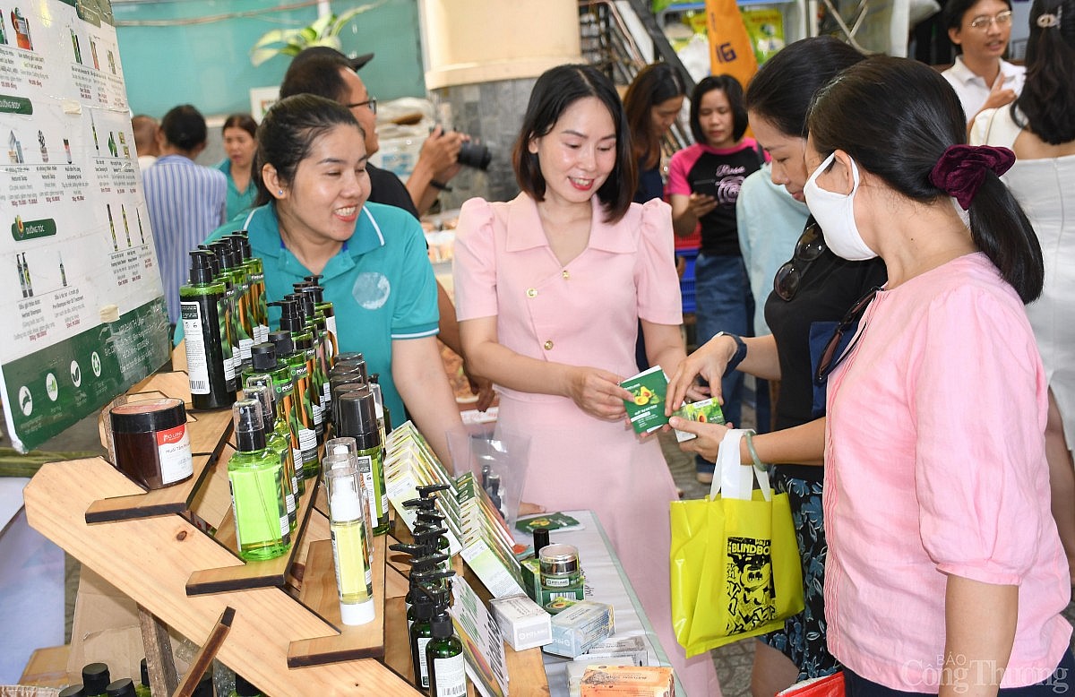 Phiên chợ Xanh tử tế: Hơn 1.000 qua tặng người tiêu dùng