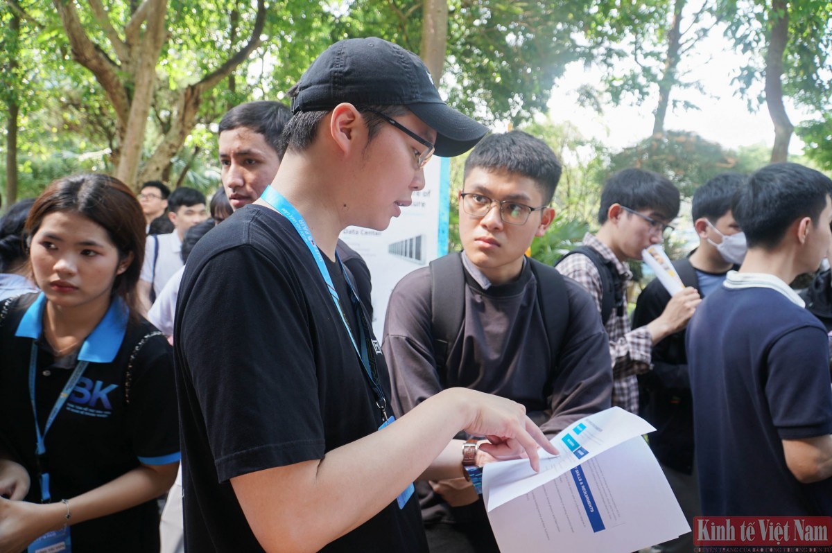 Các vị trí việc làm không chỉ yêu cầu nền tảng kiến thức kĩ thuật tốt mà còn các yêu cầu khác như ngoại ngữ Các vị trí việc làm không chỉ yêu cầu nền tảng kiến thức kĩ thuật tốt mà còn các yêu cầu khác như ngoại ngữ