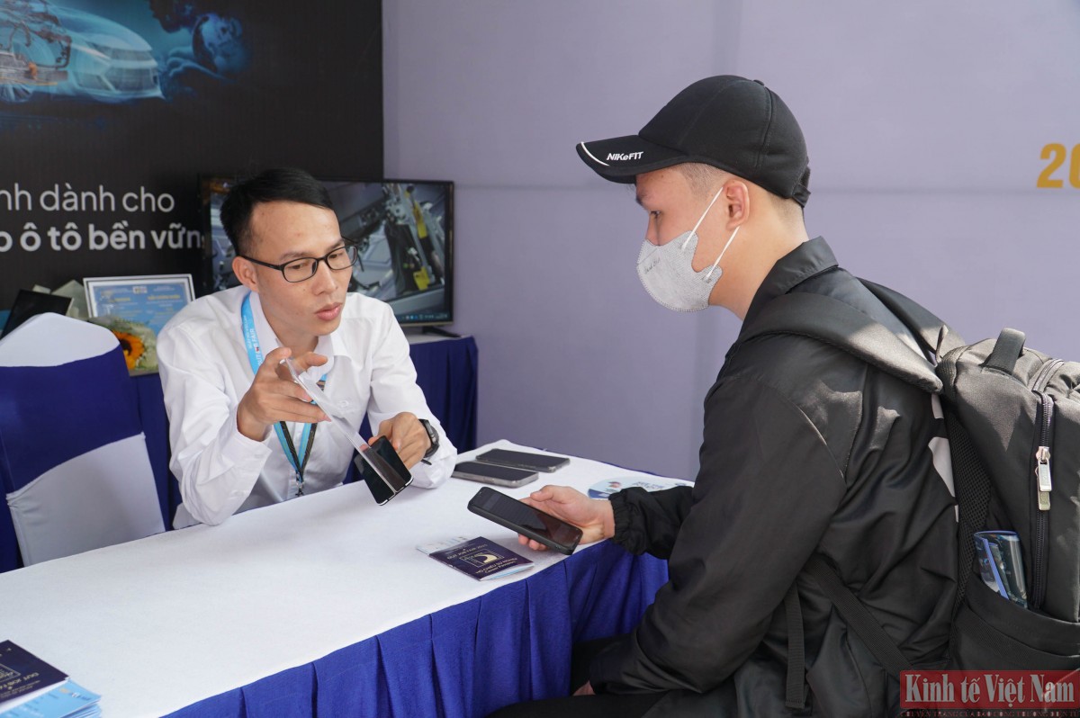 Nhiều sinh viên, kĩ sư tham gia ứng tuyển các vị trí việc làm tại Ngày hội việc làm Bách khoa Đà Nẵng 2025 Nhiều sinh viên, kĩ sư tham gia ứng tuyển các vị trí việc làm tại Ngày hội việc làm Bách khoa Đà Nẵng 2025