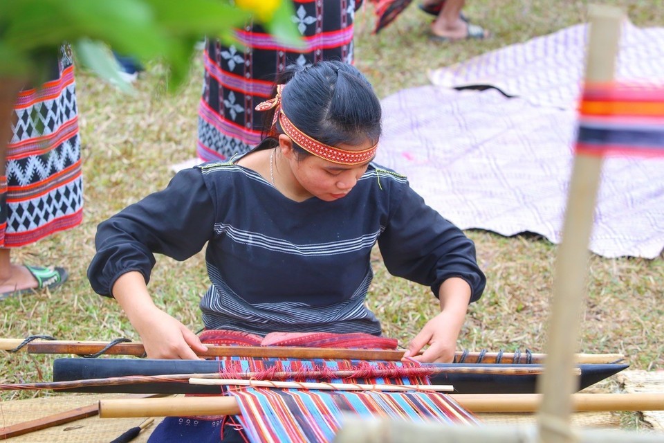 Bà con trình diễn nghề truyền thống. Ảnh: TTXVN