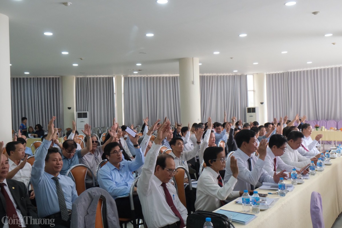 Các đại biểu biểu quyết bầu nhân sự nhiệm kỳ mới của Tổng hội Cơ Khí Việt Nam. Các đại biểu biểu quyết bầu nhân sự nhiệm kỳ mới của Tổng hội Cơ Khí Việt Nam.