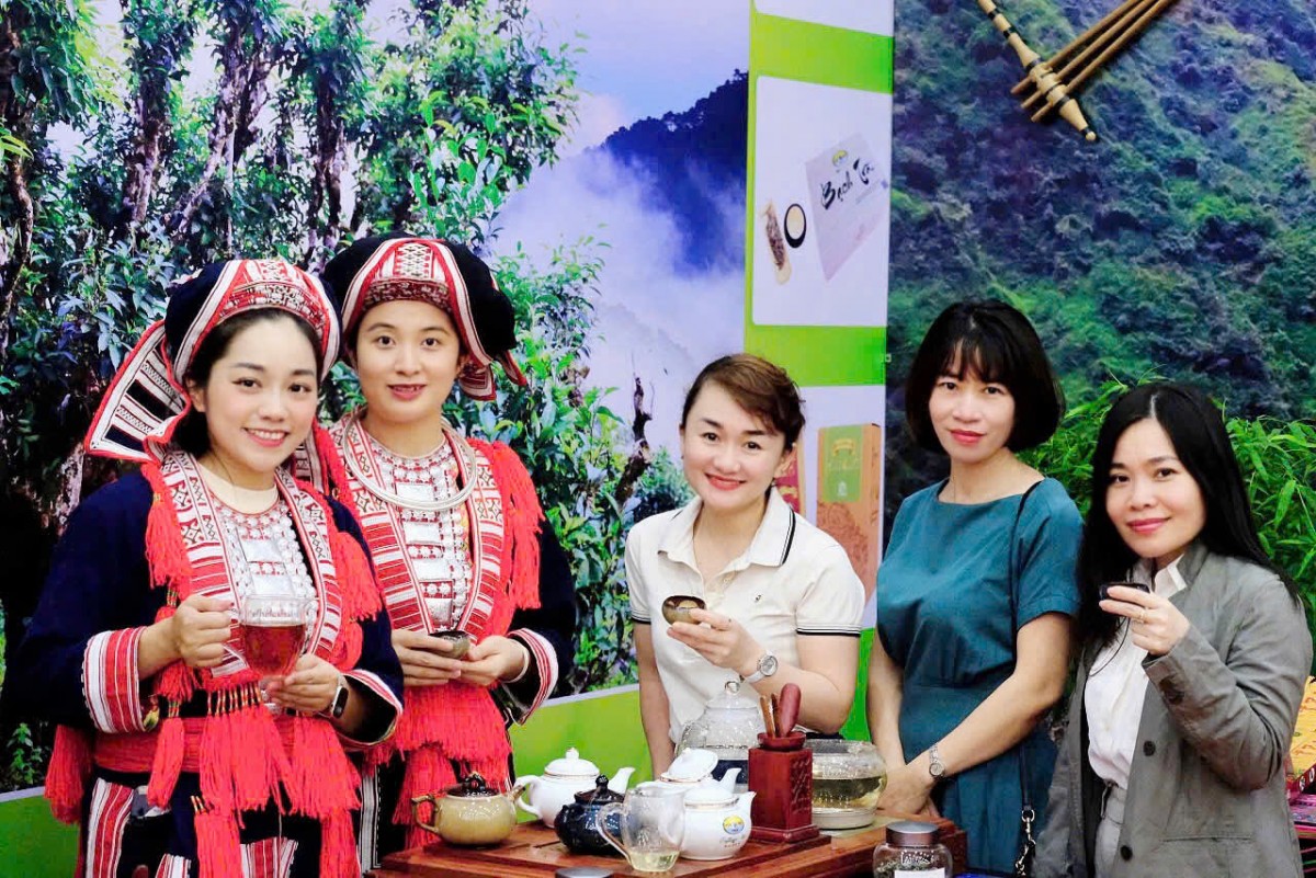 Gian hàng giới thiệu sản phẩm Fìn Hò Trà gây ấn tượng. Gian hàng giới thiệu sản phẩm Fìn Hò Trà gây ấn tượng.