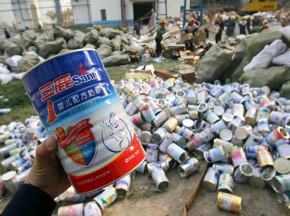 Sữa bột Sanlu bị tiêu hủy tại một nhà máy thành phố Thạch Gia Trang, tỉnh Hà Bắc, Trung Quốc, tháng 10/2008. Ảnh: AP