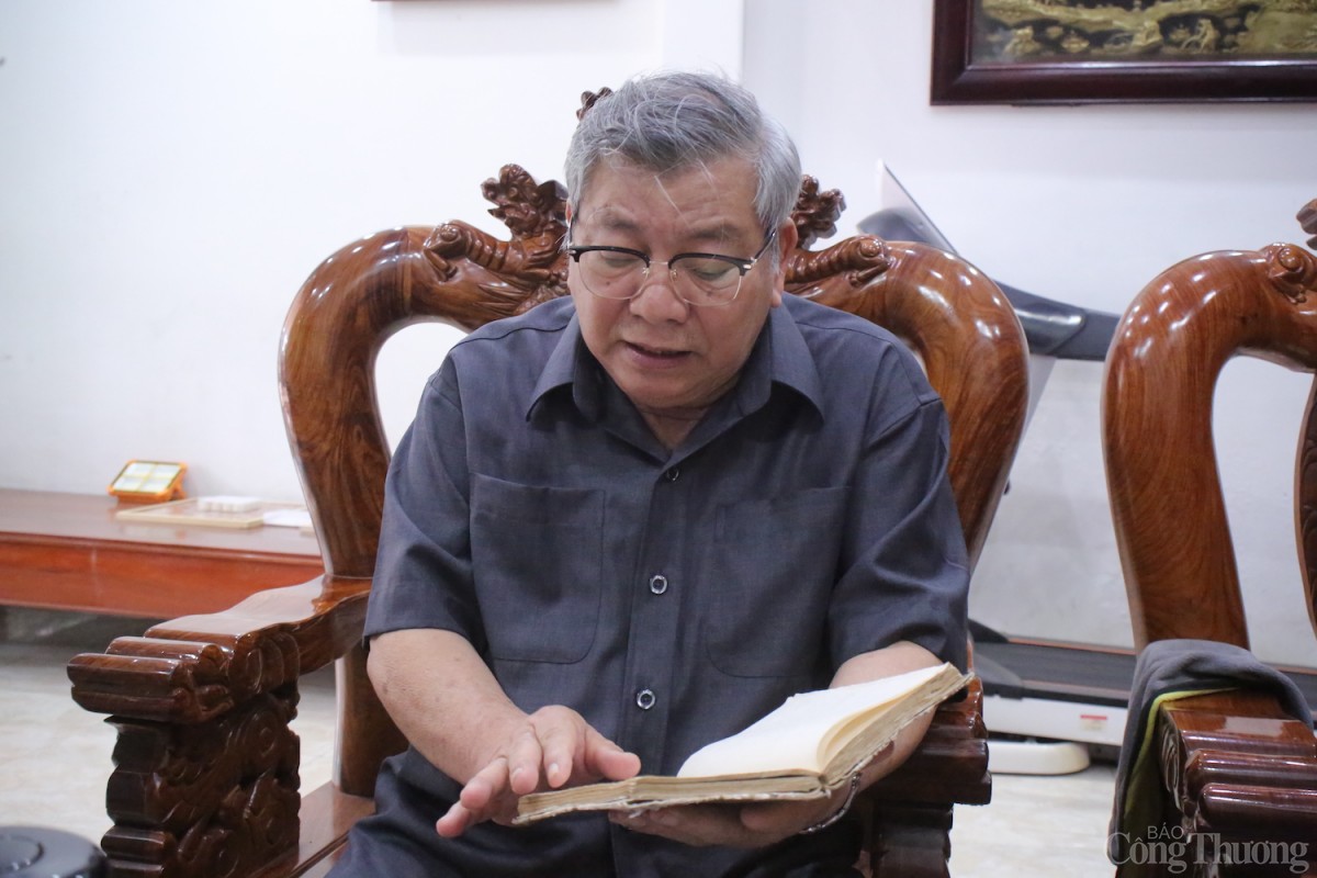 Cựu chiến binh Nguyễn Xuân Quang gìn giữ cuốn nhật ký ghi dấu một thời chiến tranh. Cựu chiến binh Nguyễn Xuân Quang gìn giữ cuốn nhật ký ghi dấu một thời chiến tranh.