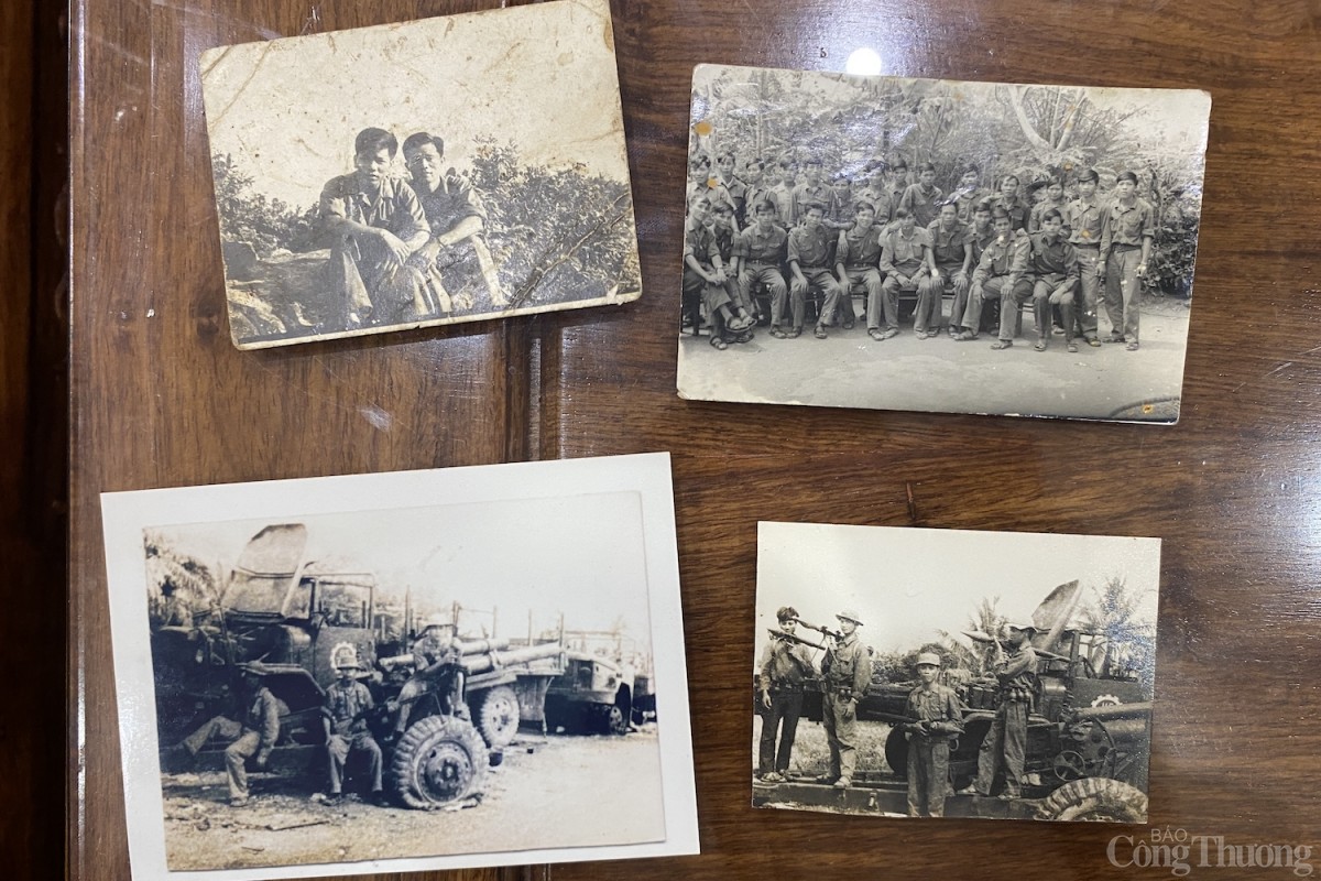 Hiện ông Quang vần còn lưu giữ nhiều ảnh đen trắng từ thời kỳ kháng chiến 1975. Hiện ông Quang vần còn lưu giữ nhiều ảnh đen trắng từ thời kỳ kháng chiến 1975.