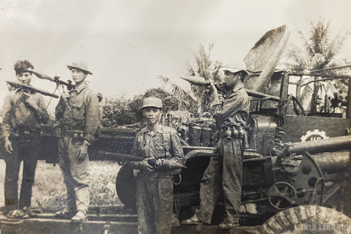 Bức ảnh chụp ngày 25/3/1975, các chiến sĩ Tiểu đoàn 81 thu giữ nhiều vũ khí của địch Bức ảnh chụp ngày 25/3/1975, các chiến sĩ Tiểu đoàn 81 thu giữ nhiều vũ khí của địch