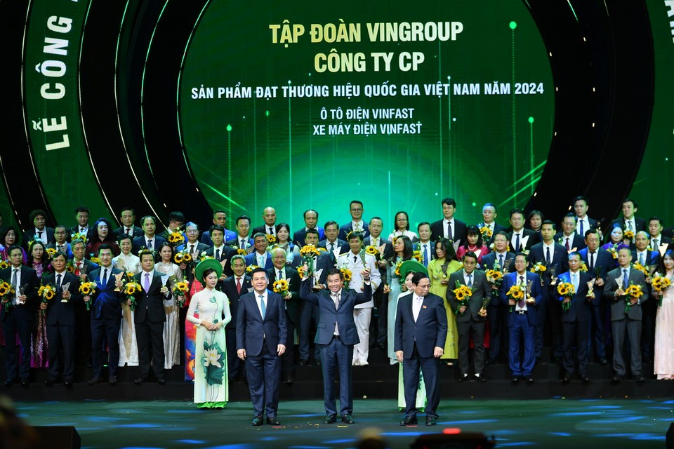 Thủ tướng Phạm Minh Chính và Bộ trưởng Bộ Công Thương Nguyễn Hồng Diên trao biểu trưng và hoa cho doanh nghiệp đạt Thương hiệu quốc gia năm 2024. Thủ tướng Phạm Minh Chính và Bộ trưởng Bộ Công Thương Nguyễn Hồng Diên trao biểu trưng và hoa cho doanh nghiệp đạt Thương hiệu quốc gia năm 2024.