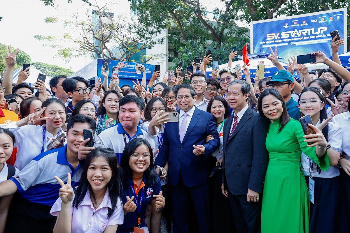 Thủ tướng Phạm Minh Chính cùng các đại biểu và sinh viên dự Ngày hội. Ảnh: VGP/Nhật Bắc Thủ tướng Phạm Minh Chính cùng các đại biểu và sinh viên dự Ngày hội. Ảnh: VGP/Nhật Bắc