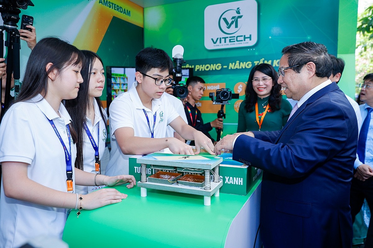 Thủ tướng thăm không gian trưng bày ý tưởng khởi nghiệp sáng tạo của học sinh, sinh viên trong khuôn khổ Ngày hội. Ảnh: VGP/Nhật Bắc Thủ tướng thăm không gian trưng bày ý tưởng khởi nghiệp sáng tạo của học sinh, sinh viên trong khuôn khổ Ngày hội. Ảnh: VGP/Nhật Bắc