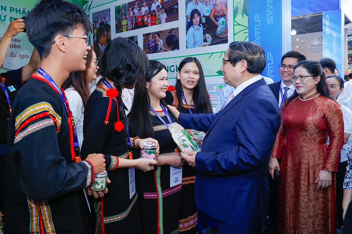 Thủ tướng thăm không gian trưng bày ý tưởng khởi nghiệp sáng tạo của học sinh, sinh viên trong khuôn khổ Ngày hội. Ảnh: VGP/Nhật Bắc Thủ tướng thăm không gian trưng bày ý tưởng khởi nghiệp sáng tạo của học sinh, sinh viên trong khuôn khổ Ngày hội. Ảnh: VGP/Nhật Bắc