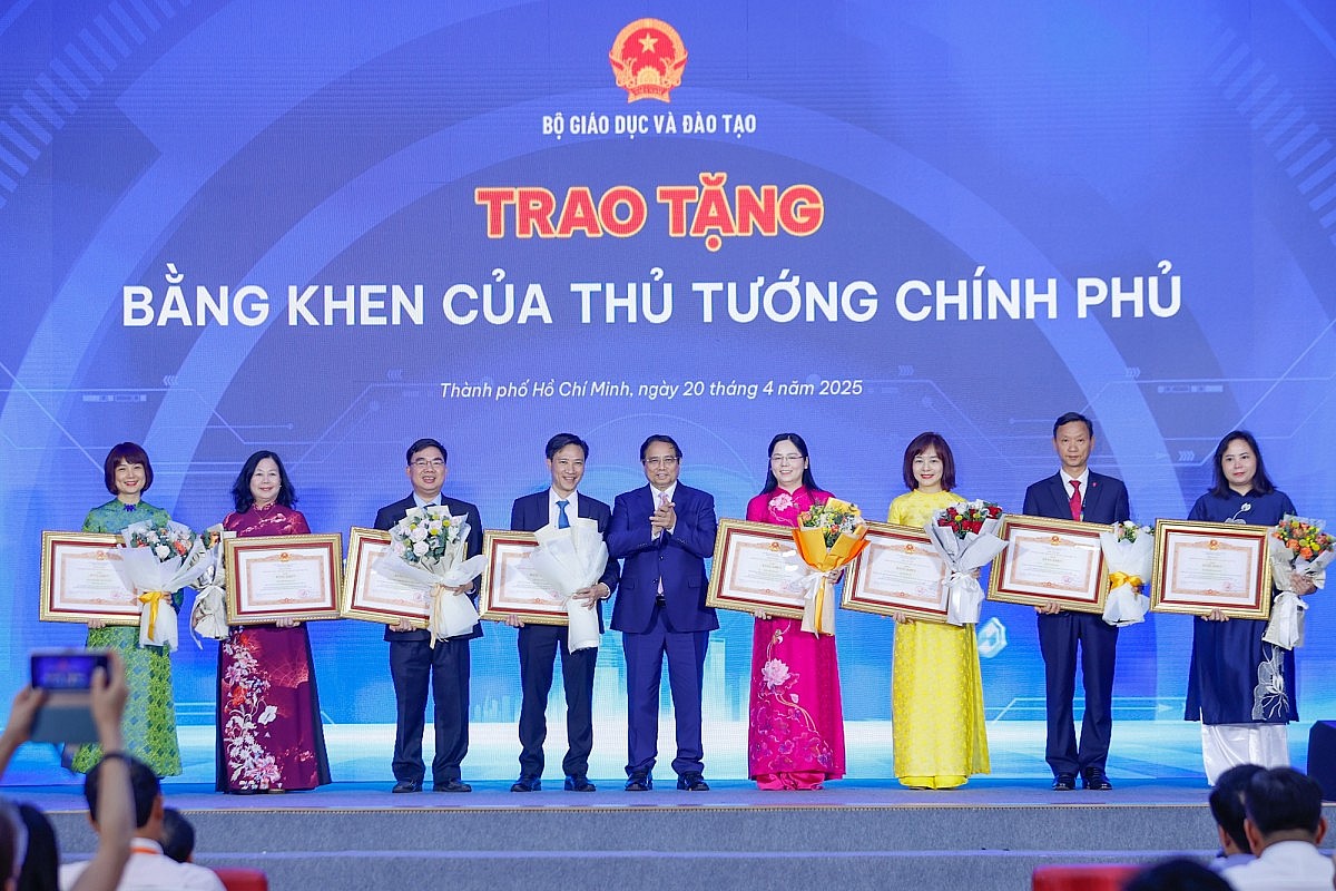 Thủ tướng Phạm Minh Chính trao tặng Bằng khen của Thủ tướng Chính phủ cho các cá nhân - Ảnh: VGP/Nhật Bắc Thủ tướng Phạm Minh Chính trao tặng Bằng khen của Thủ tướng Chính phủ cho các cá nhân - Ảnh: VGP/Nhật Bắc