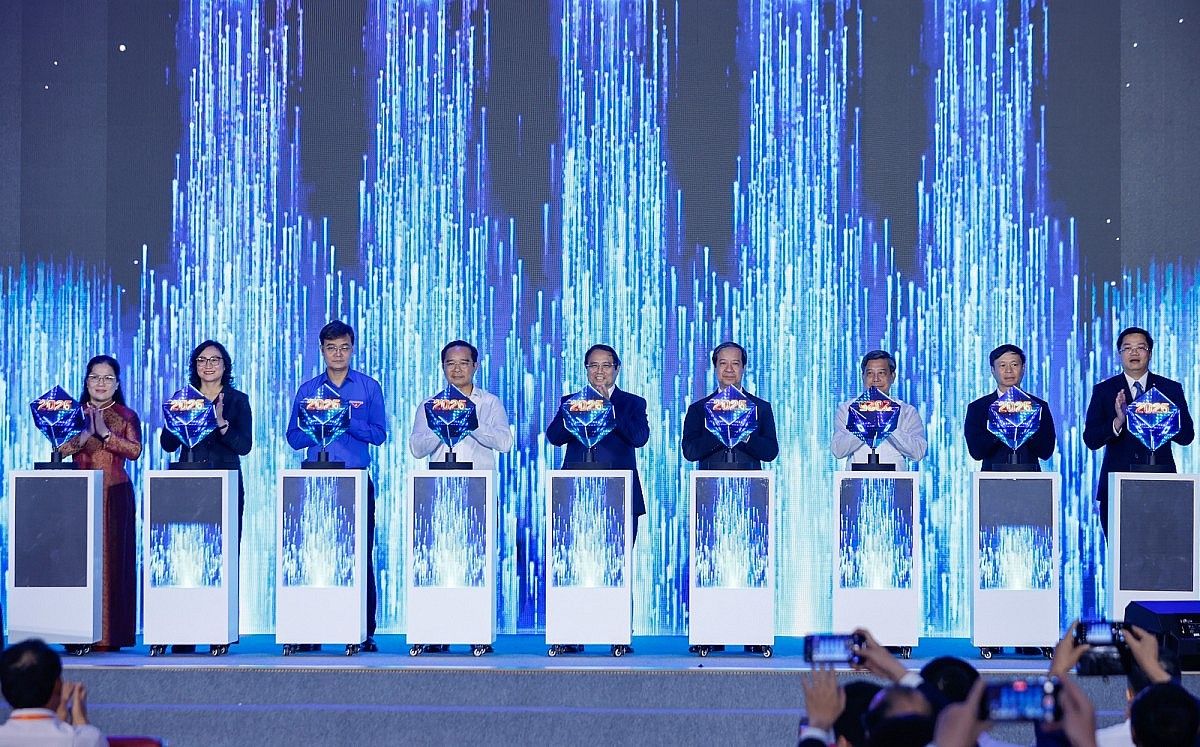 Thủ tướng Phạm Minh Chính và các đại biểu thực hiện nghi thức khai mạc Ngày hội Khởi nghiệp quốc gia của học sinh, sinh viên lần thứ 7 - Ảnh: VGP/Nhật Bắc Thủ tướng Phạm Minh Chính và các đại biểu thực hiện nghi thức khai mạc Ngày hội Khởi nghiệp quốc gia của học sinh, sinh viên lần thứ 7 - Ảnh: VGP/Nhật Bắc