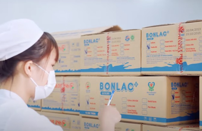 Sản phẩm sữa do Công ty CP Dược dinh dưỡng Hacofood Group trong đường dây sữa giả sản xuất. Ảnh chụp màn hình