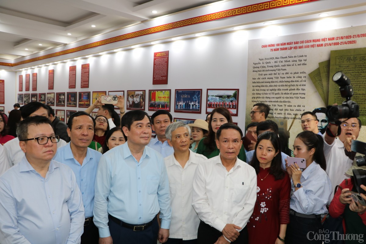 Nhà báo phải là 'chiến sĩ biên phòng' trên không gian mạng Nhà báo phải là 'chiến sĩ biên phòng' trên không gian mạng