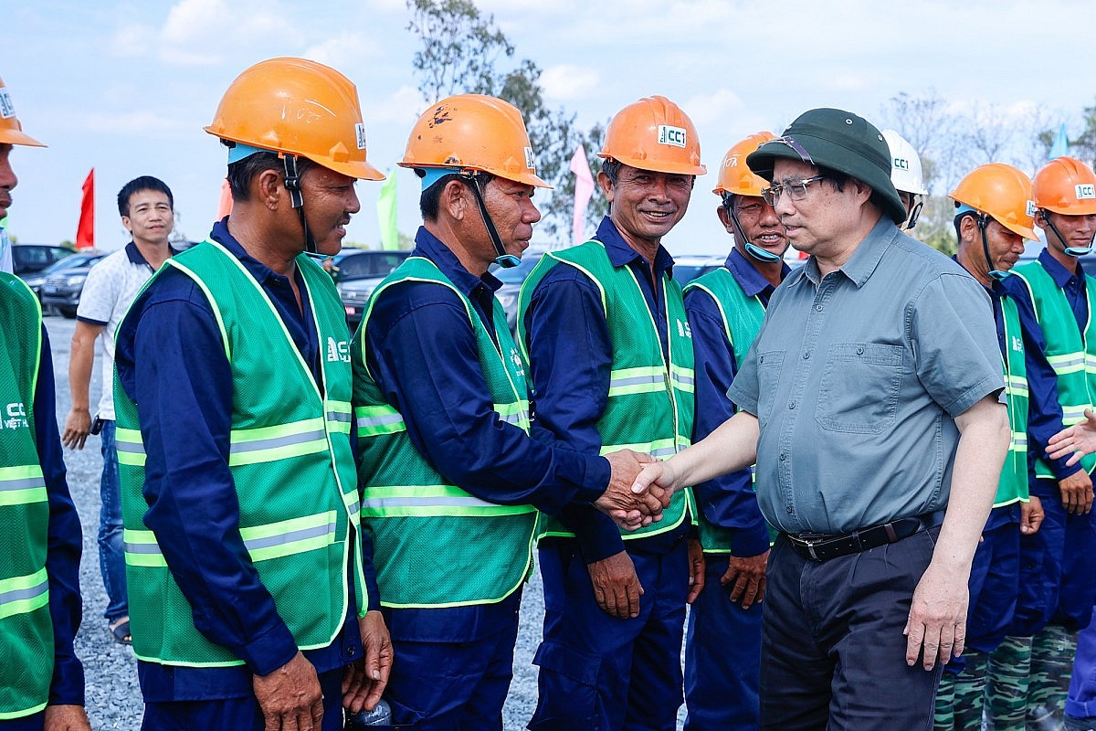 Thủ tướng Phạm Minh Chính động viên các lực lượng thi công dự án cao tốc Cần Thơ – Cà Mau. Ảnh: VGP/Nhật Bắc Thủ tướng Phạm Minh Chính động viên các lực lượng thi công dự án cao tốc Cần Thơ – Cà Mau. Ảnh: VGP/Nhật Bắc