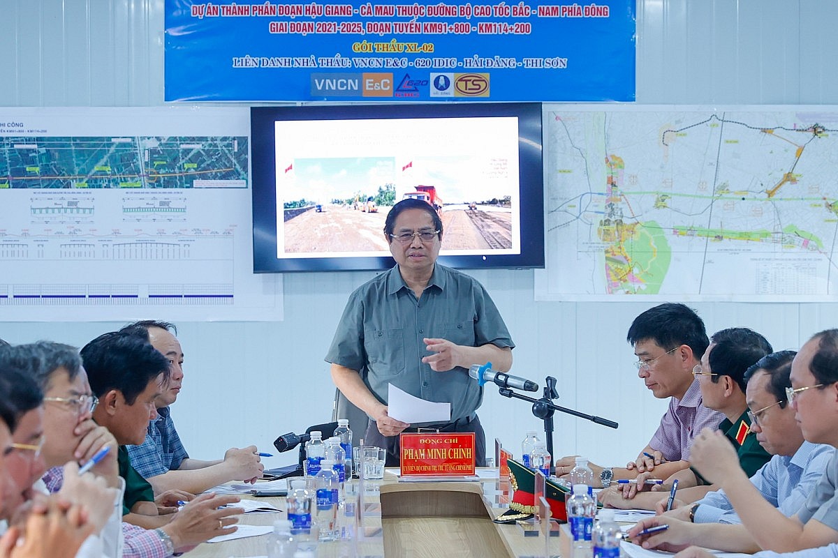 Thủ tướng làm việc với các bộ, ngành, cơ quan liên quan thúc đẩy tiến độ dự án cao tốc Cần Thơ – Cà Mau và khẩn trương triển khai dự án cao tốc từ Cà Mau tới Đất Mũi và nối tới cảng Hòn Khoai - Ảnh: VGP/Nhật Bắc Thủ tướng làm việc với các bộ, ngành, cơ quan liên quan thúc đẩy tiến độ dự án cao tốc Cần Thơ – Cà Mau và khẩn trương triển khai dự án cao tốc từ Cà Mau tới Đất Mũi và nối tới cảng Hòn Khoai - Ảnh: VGP/Nhật Bắc