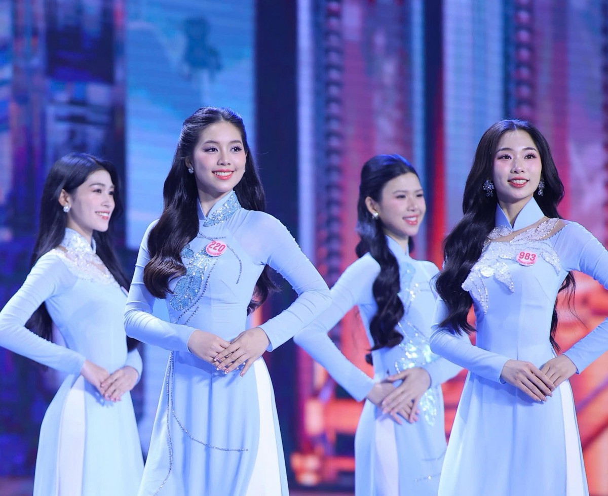 màn đồng diễn áo dài của 41 thí sinh 