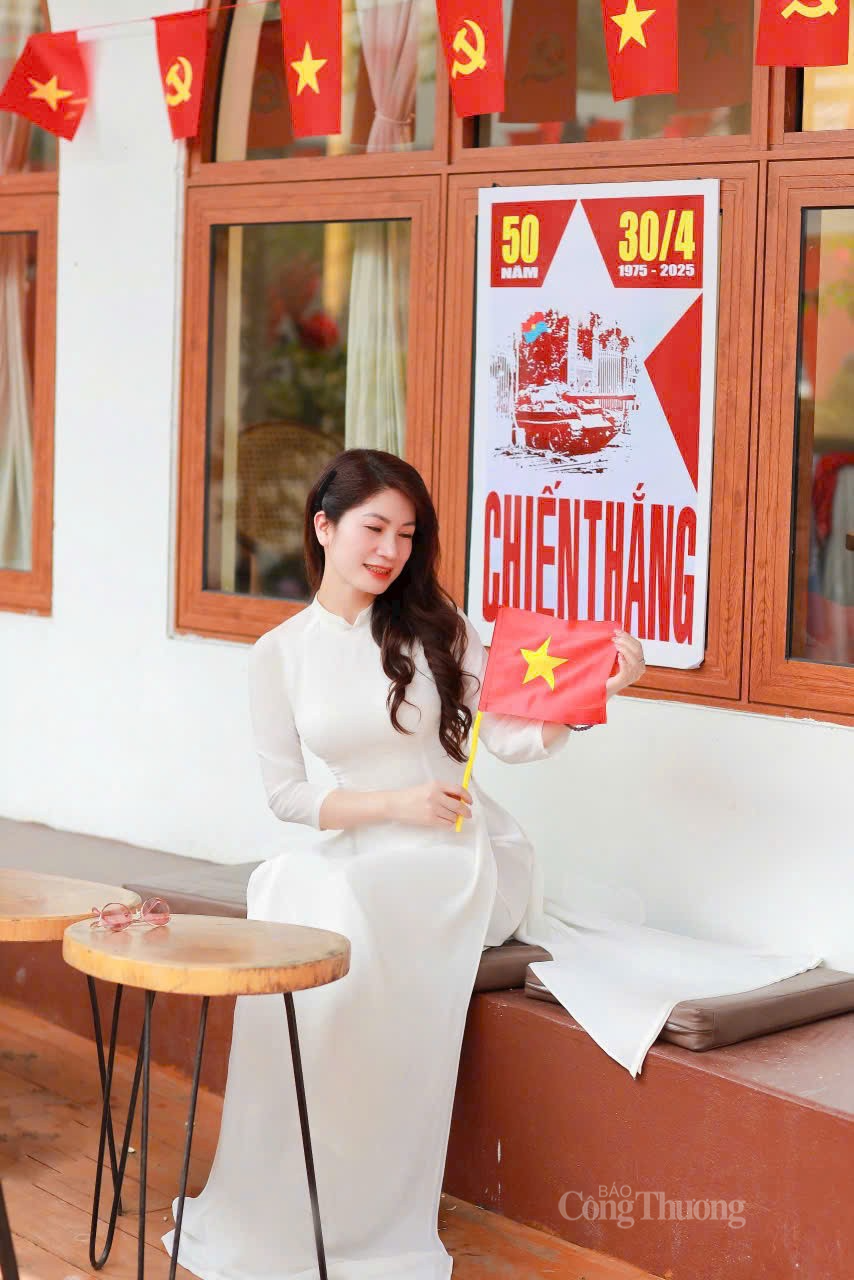 Bạn Tuyết Hạnh tự hào khi được chụp những tấm hình với cờ đỏ sao vàng. Ảnh: Nguyễn Thanh