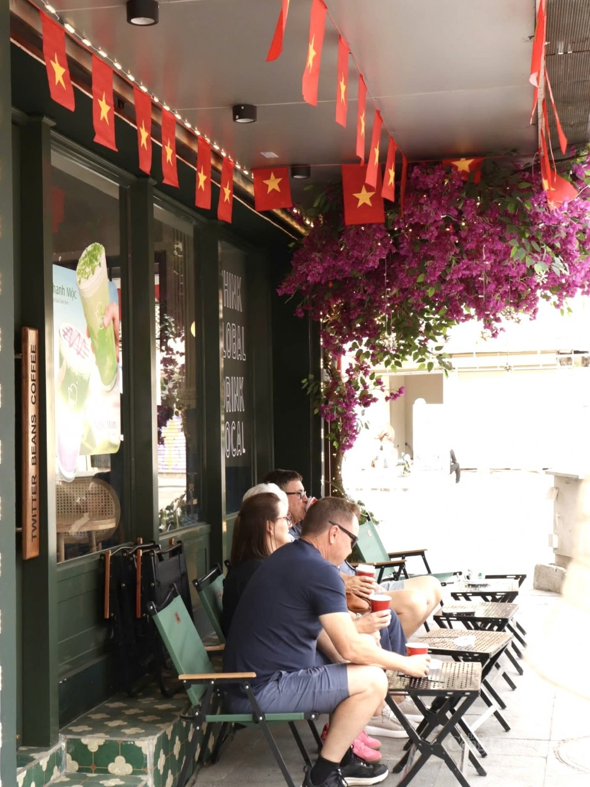 Du khách cũng rất háo hức với những quán cà phê mang tinh thần dân tộc người Việt. Ảnh: Nguyễn Thanh