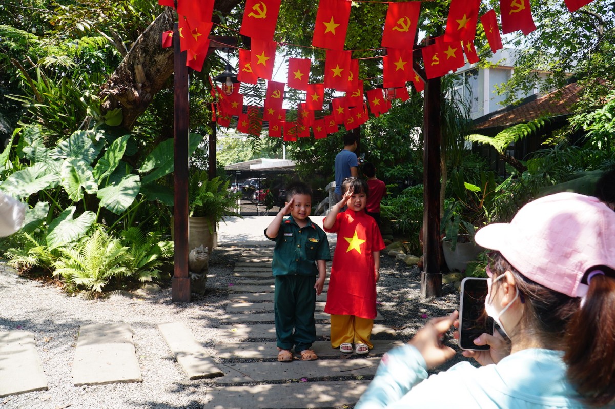 Loạt quán cà phê Đà Nẵng rực sắc cờ đỏ mừng 30/4