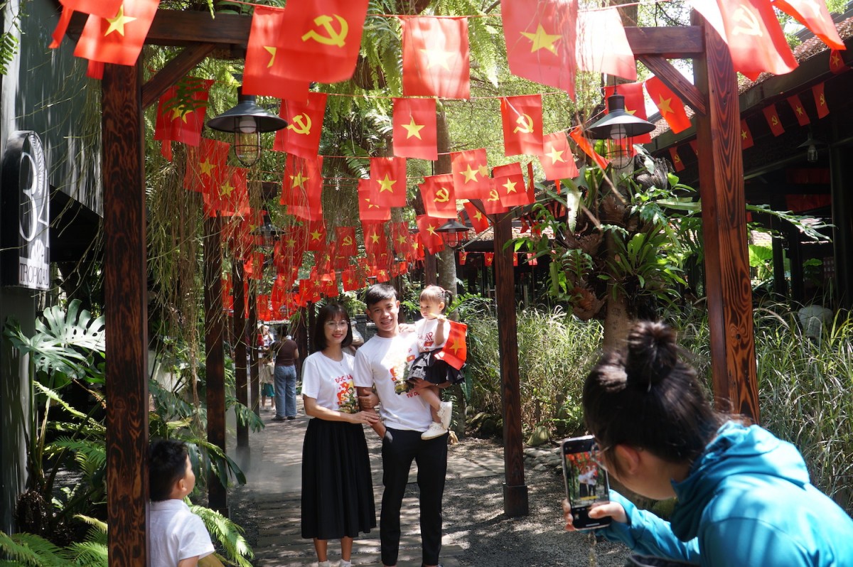 Loạt quán cà phê Đà Nẵng rực sắc cờ đỏ mừng 30/4