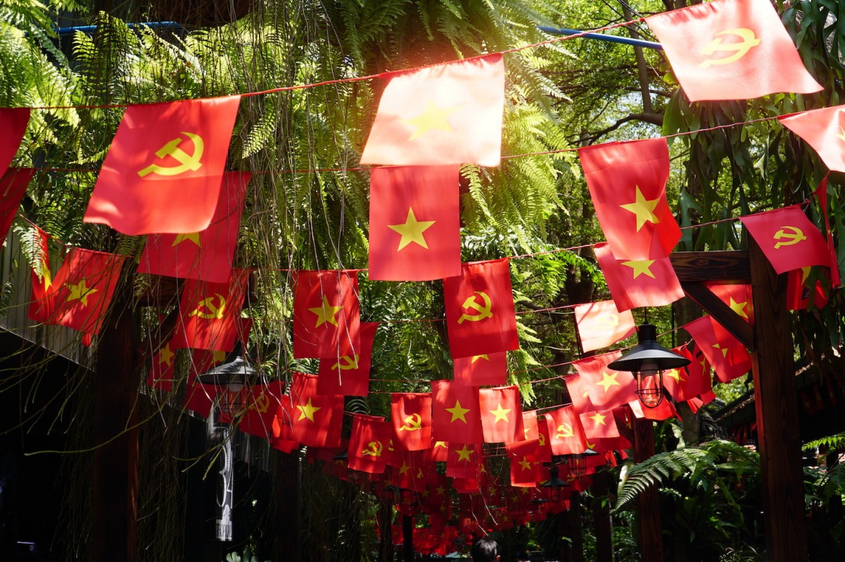 Loạt quán cà phê Đà Nẵng rực sắc cờ đỏ mừng 30/4