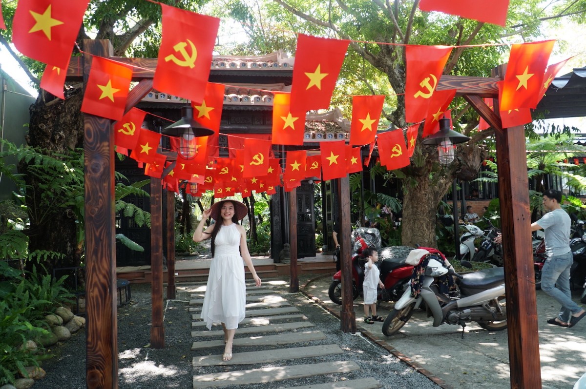 Loạt quán cà phê Đà Nẵng rực sắc cờ đỏ mừng 30/4