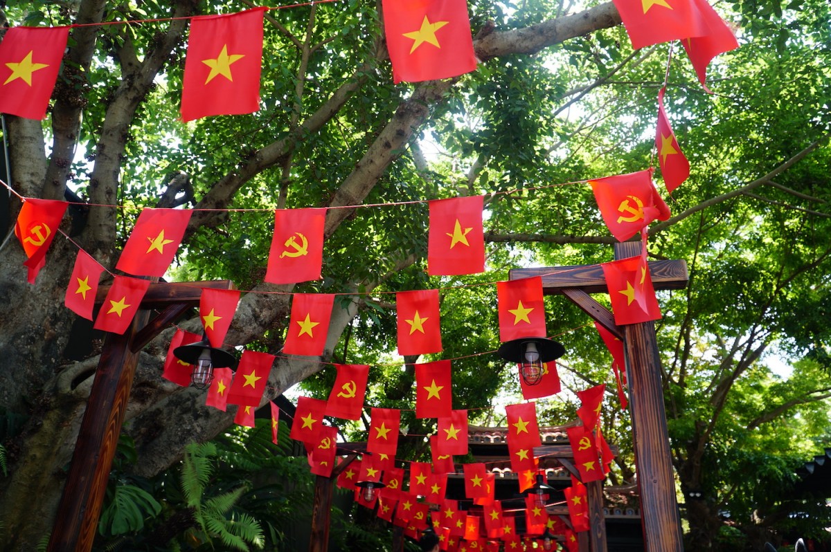 Loạt quán cà phê Đà Nẵng rực sắc cờ đỏ mừng 30/4