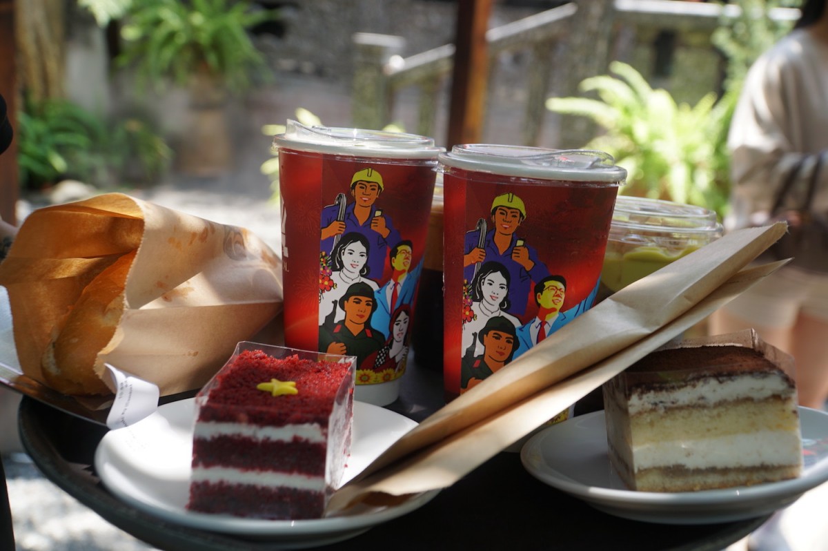 Loạt quán cà phê Đà Nẵng rực sắc cờ đỏ mừng 30/4