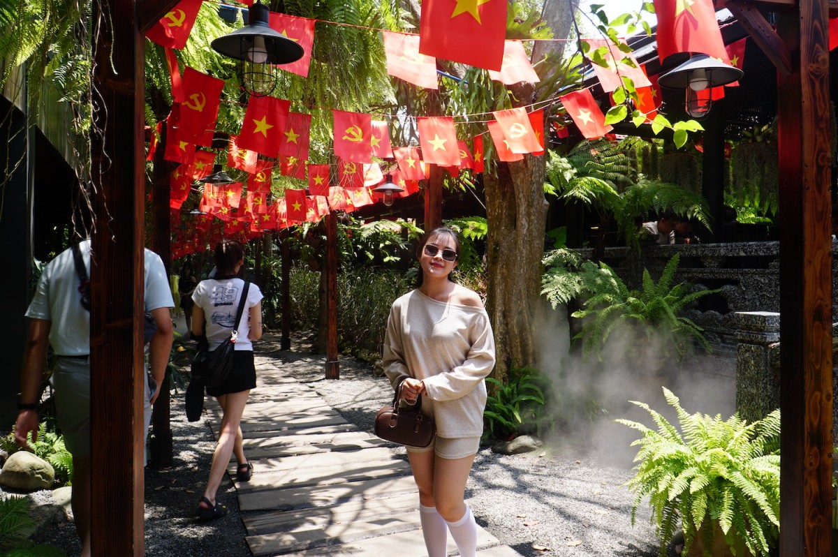 Loạt quán cà phê Đà Nẵng rực sắc cờ đỏ mừng 30/4