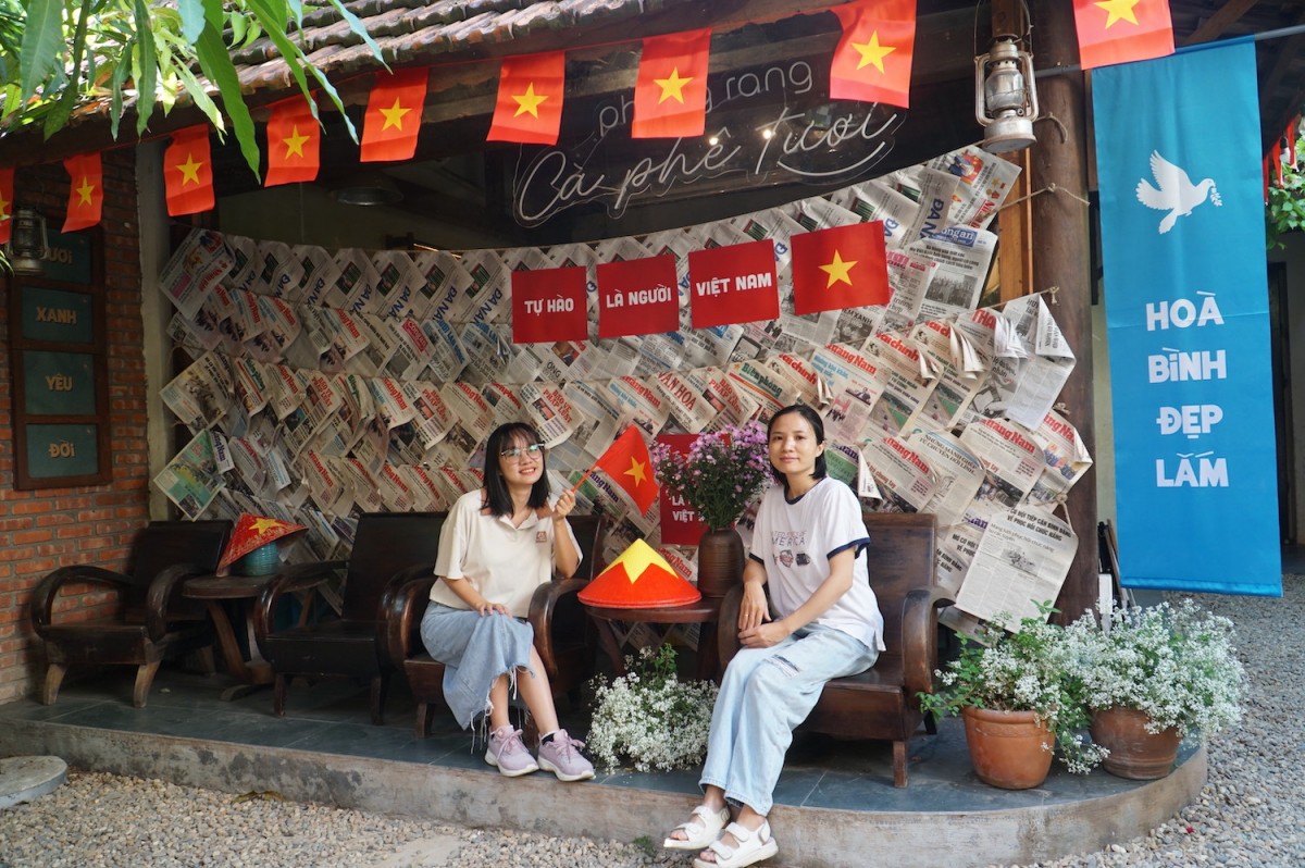 Loạt quán cà phê Đà Nẵng rực sắc cờ đỏ mừng 30/4