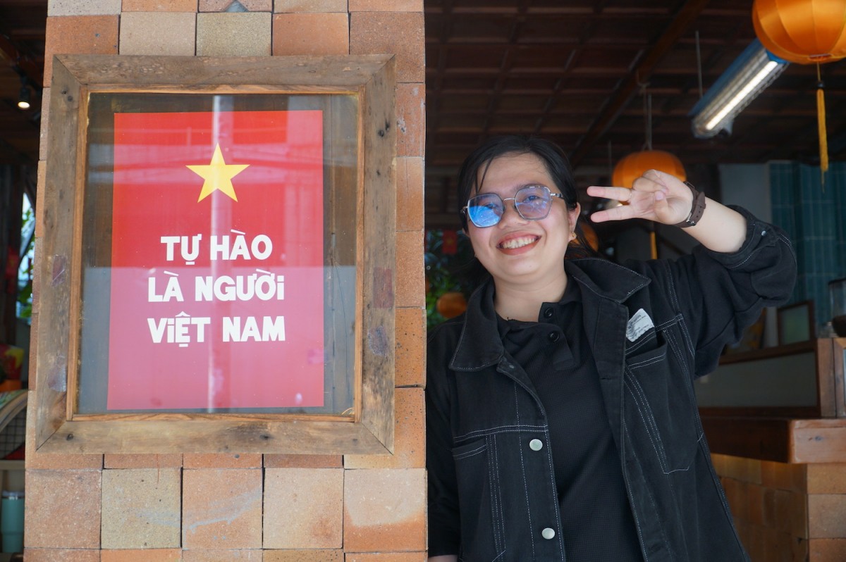 Loạt quán cà phê Đà Nẵng rực sắc cờ đỏ mừng 30/4