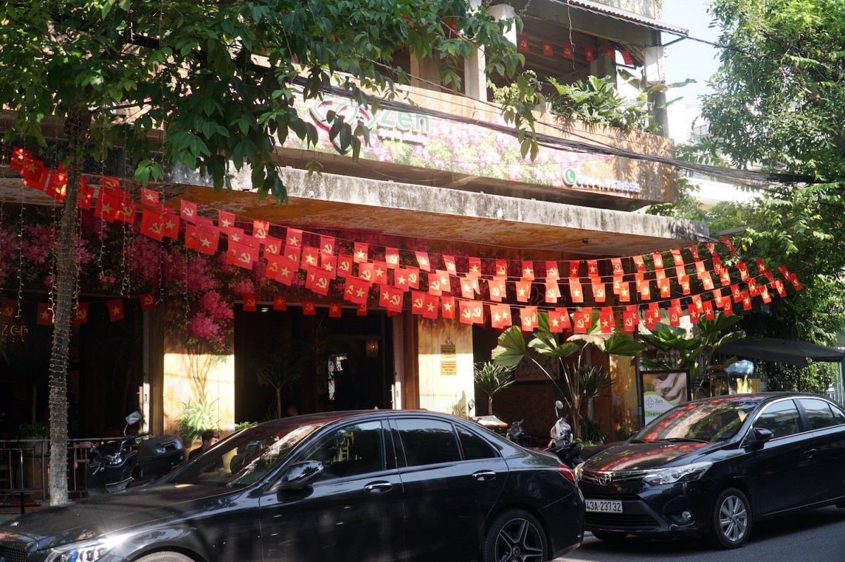 Loạt quán cà phê Đà Nẵng rực sắc cờ đỏ mừng 30/4