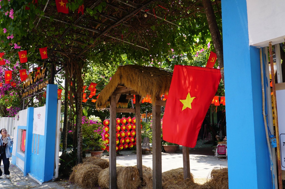 Loạt quán cà phê Đà Nẵng rực sắc cờ đỏ mừng 30/4