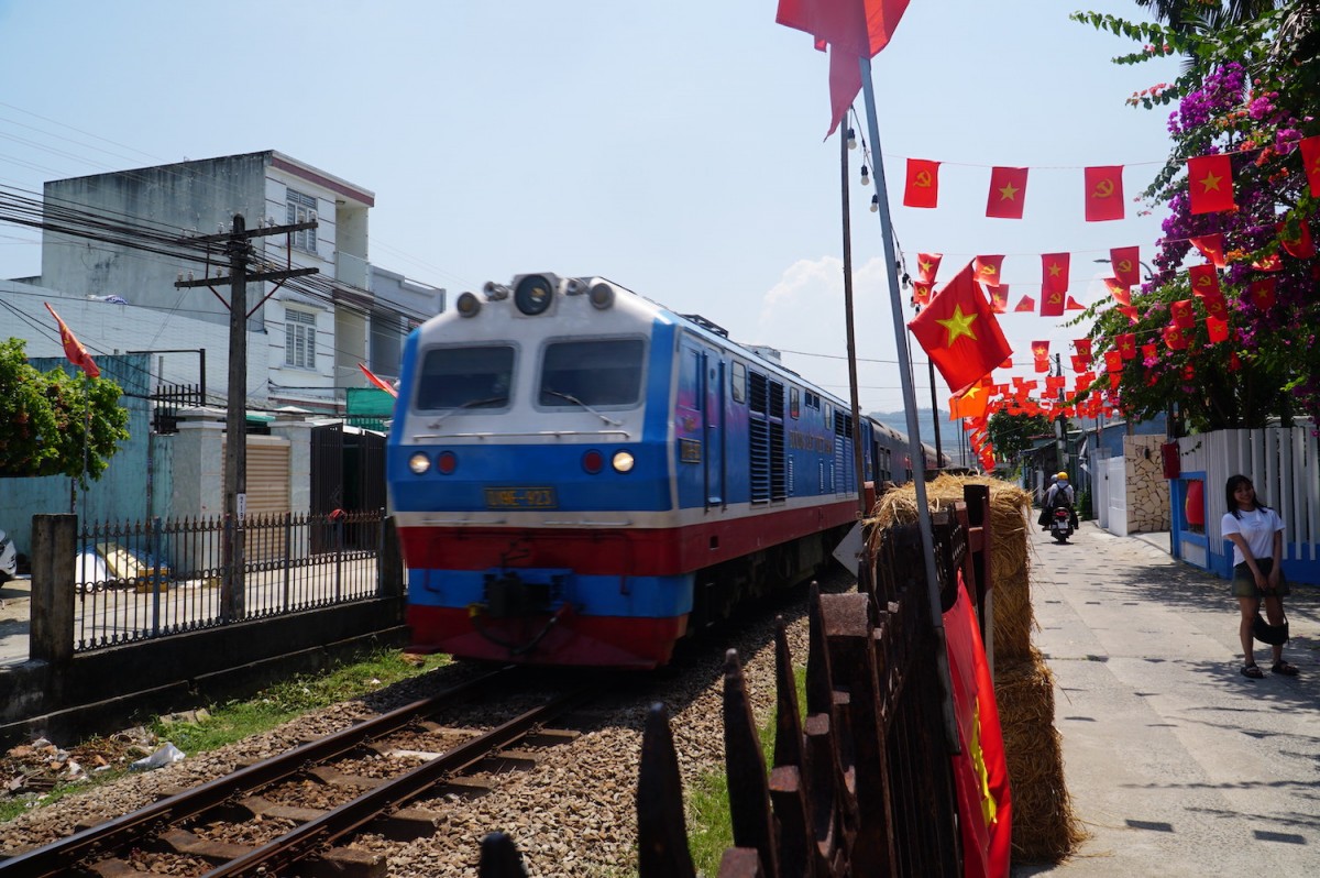 Loạt quán cà phê Đà Nẵng rực sắc cờ đỏ mừng 30/4
