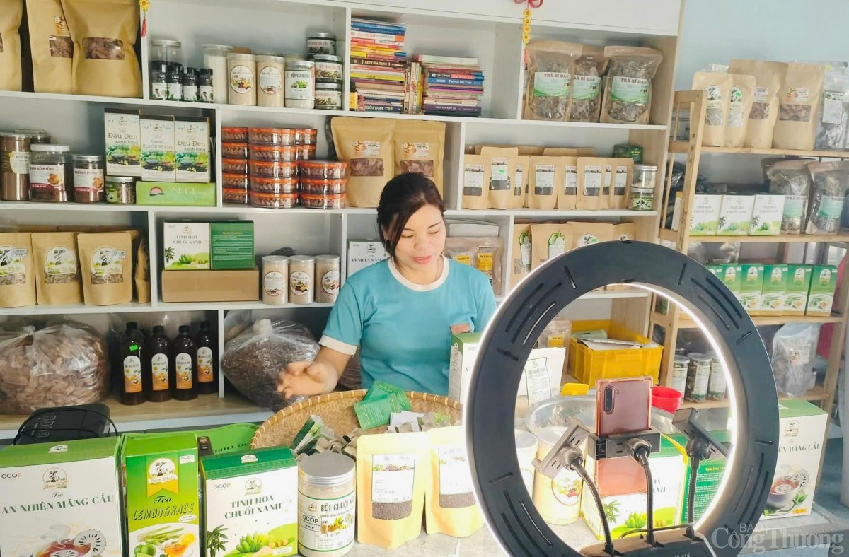 Phụ nữ nông thôn chủ động thích nghi với chuyển đổi số Phụ nữ nông thôn chủ động thích nghi với chuyển đổi số