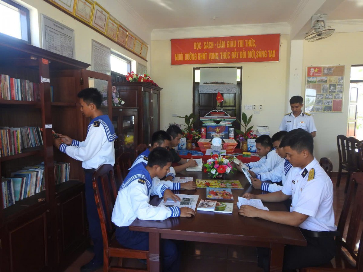 Cán bộ, chiến sĩ Đảo An Bang đọc sách trong ngày nghỉ Cán bộ, chiến sĩ Đảo An Bang đọc sách trong ngày nghỉ