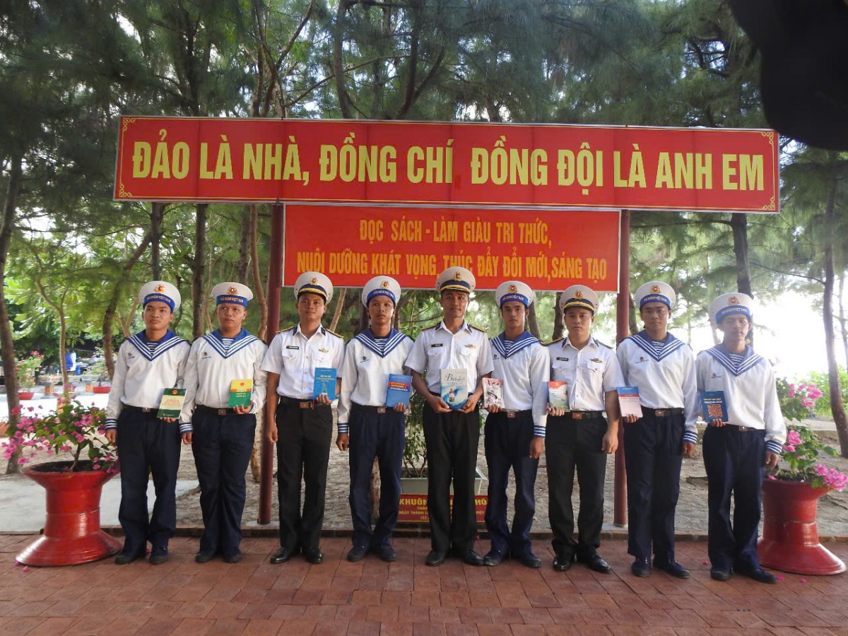 Cán bộ, chiến sĩ Đảo Sinh Tồn Đông sau buổi thi giới thiệu sách Cán bộ, chiến sĩ Đảo Sinh Tồn Đông sau buổi thi giới thiệu sách