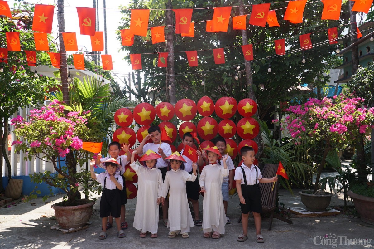 Loạt quán cà phê Đà Nẵng rực sắc cờ đỏ mừng 30/4