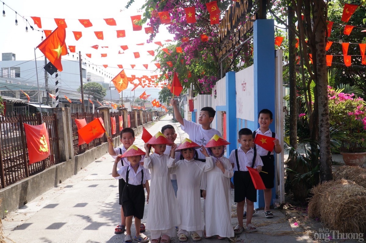 Loạt quán cà phê Đà Nẵng rực sắc cờ đỏ mừng 30/4