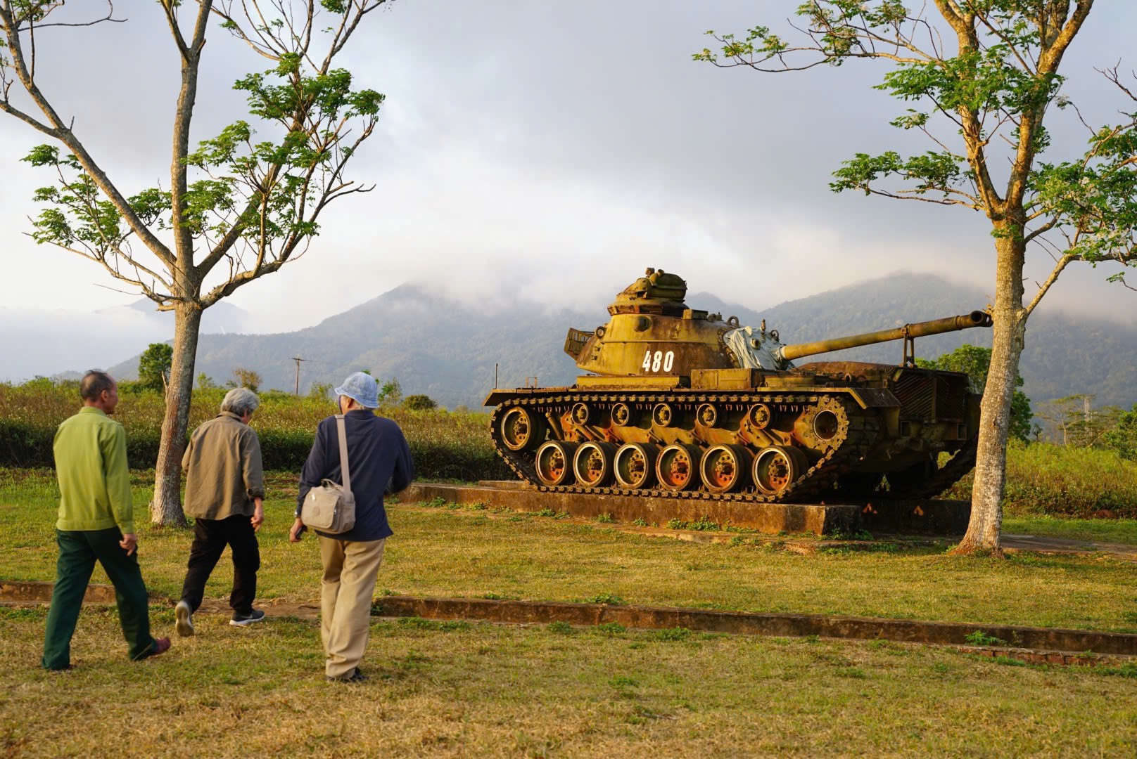 Tiến sĩ Sử học Nguyễn Khắc Thái cùng 2 người bạn là cựu chiến binh thăm sân bay Tà- Cơn nằm ở huyện Hướng Hoá, tỉnh Quảng Trị Tiến sĩ Sử học Nguyễn Khắc Thái cùng 2 người bạn là cựu chiến binh thăm sân bay Tà- Cơn nằm ở huyện Hướng Hoá, tỉnh Quảng Trị