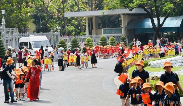 Học sinh tham quan Dinh Thống Nhất nhân dịp kỷ niệm 50 năm Ngày giải phóng miền Nam
