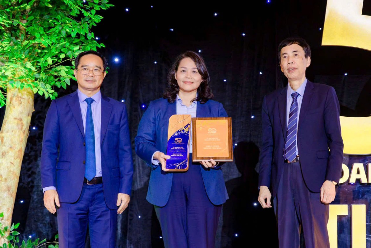 Bà Lê Thị Nga – Phó Tổng Giám Đốc Công ty Cổ phần Hàng tiêu dùng Masan (Masan Consumer) đại diện lên nhận giải. Masan Consumer - Doanh nghiệp tiêu biểu của Thành phố Hồ Chí Minh - 1