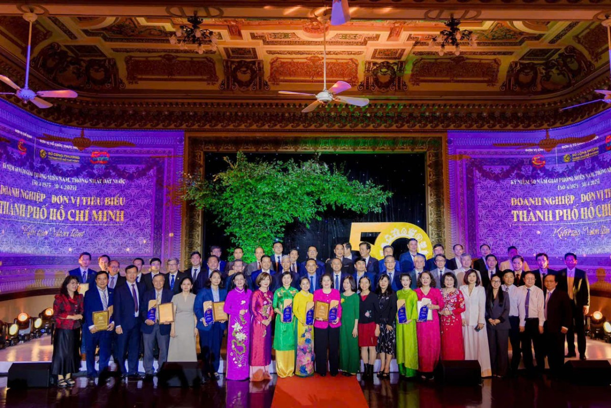 Đại diện 50 doanh nghiệp cùng lãnh đạo thành phố tại lễ trao giải Masan Consumer - Doanh nghiệp tiêu biểu của Thành phố Hồ Chí Minh - 2