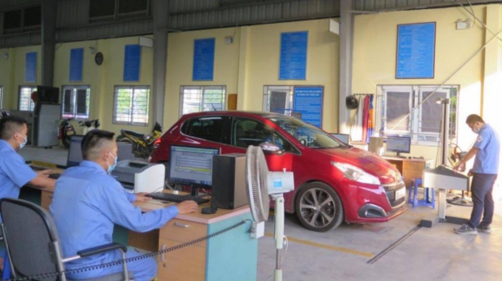 Nhân viên đăng kiểm thực hiện quy trình kiểm định xe cơ giới tại một trung tâm đăng kiểm ở Hà Nội. Nhân viên đăng kiểm thực hiện quy trình kiểm định xe cơ giới tại một trung tâm đăng kiểm ở Hà Nội.