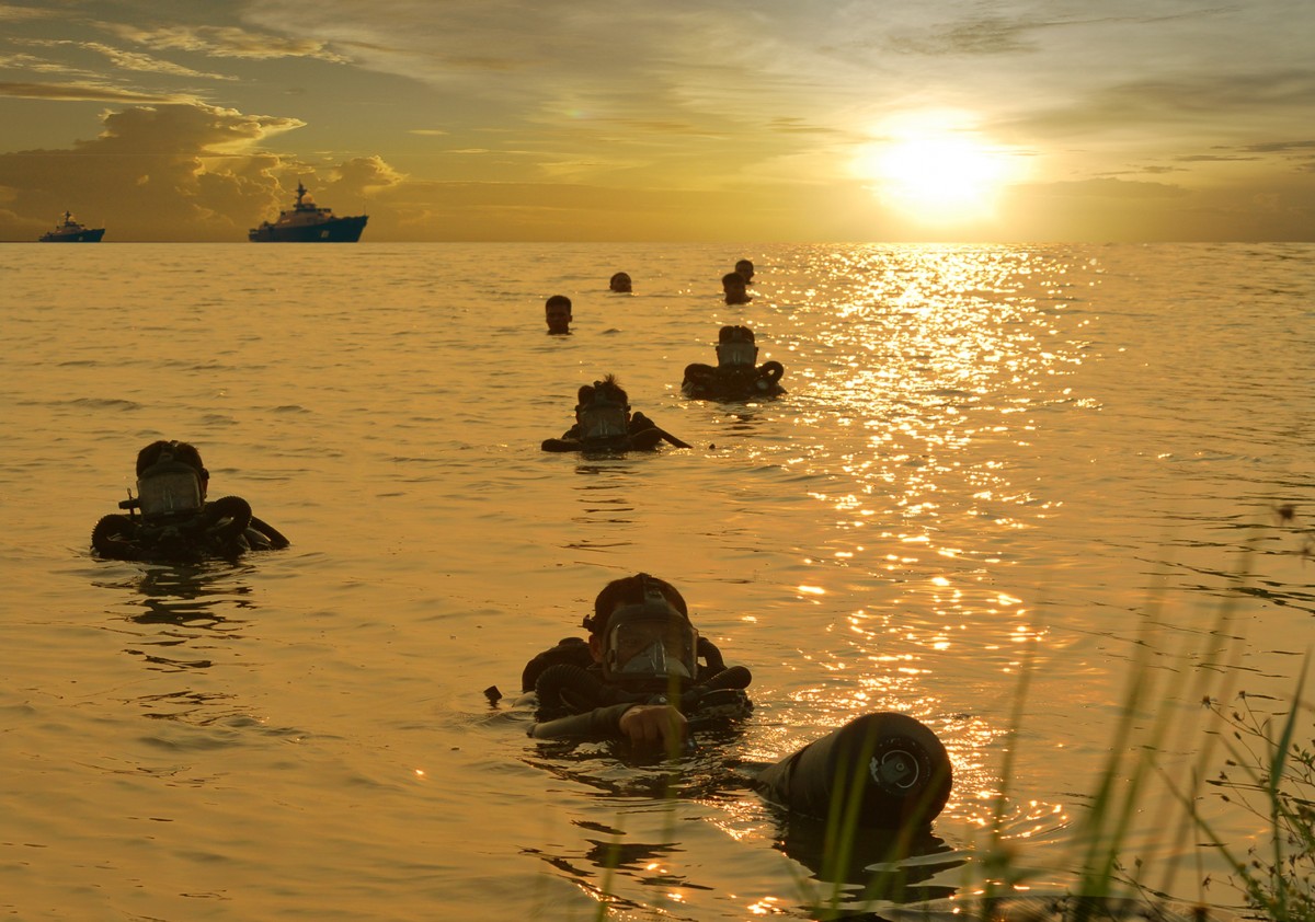 Chiến sĩ Đặc công Hai quan luyen tap