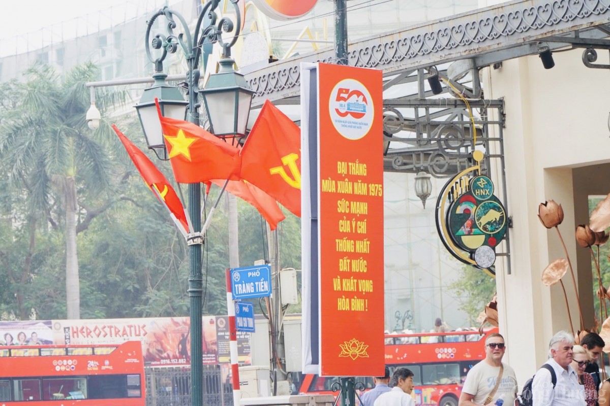 Đường phố Hà Nội rực rỡ cờ hoa chuẩn bị đón đại