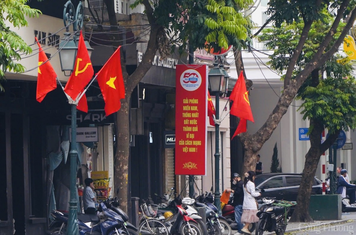 Đường phố Hà Nội rực rỡ cờ hoa chuẩn bị đón đại
