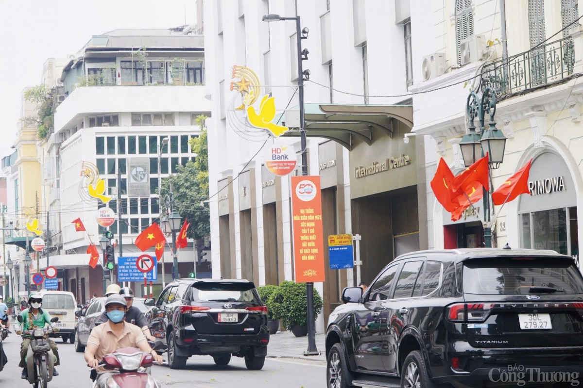 Đường phố Hà Nội rực rỡ cờ hoa chuẩn bị đón đại