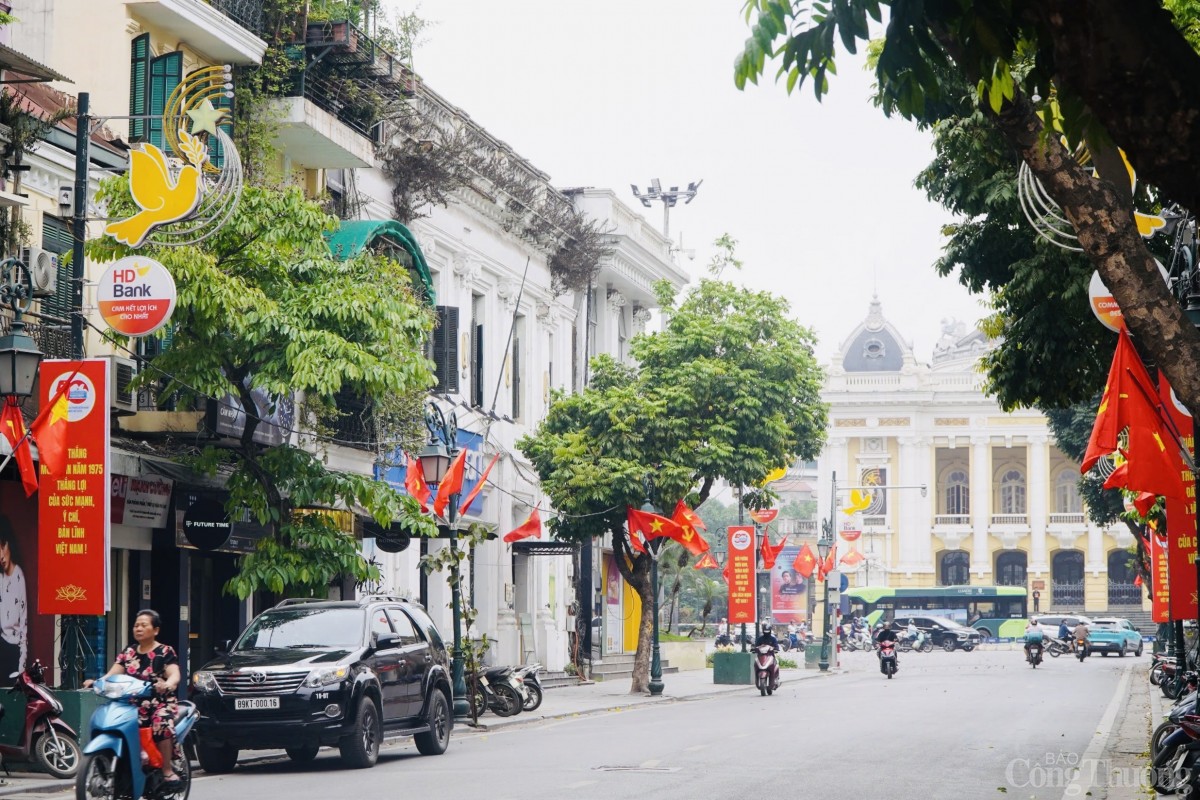 Đường phố Hà Nội rực rỡ cờ hoa chuẩn bị đón đại